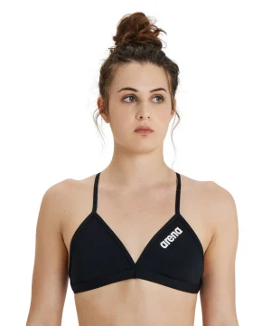 Bikinitopp, Arena Team Solid Tie-Back, svart och vit, tunna band, för damer. En kvinna med brunt hår i en rörig knut vänder sig lätt åt sidan.