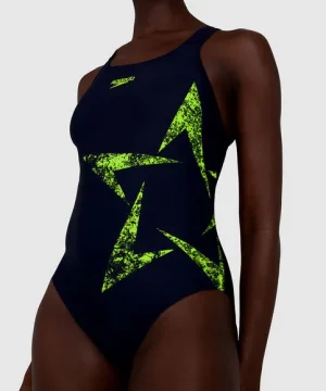 Baddräkt, Speedo Boomstar Placering Racerback, marinblå och gul, hög halsringning, för kvinnor. Mönster med stjärnor. Bilden visar kroppen från axlarna till övre delen av låren.