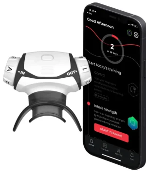 Andningstränare Airofit PRO 2.0 med munstycke bredvid en smartphone med träningsapp och instruktioner för andningsövningar.