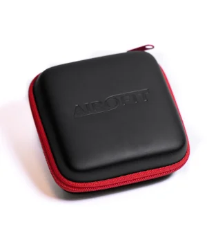 Etui, Airofit Hard Case, svart med röd dragkedja och rundade kanter.