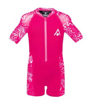 Våddragt, Aquasphere Stingray 2.0, lyserød med korte ærmer til børn, lynlås foran og hvide abstrakte mønstre på skuldre, ærmer og ben samt hvidt logo på venstre bryst.