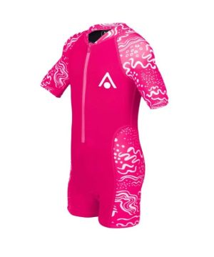 Våddragt, Aquasphere Stingray 2.0, lyserød med korte ærmer til børn, hvidt bølgemønster langs ærmerne og siderne, hvidt logo på brystet og lynlås foran.